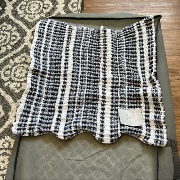 Pair 20x20 white and navy NWT pillows, DKNY and innup home - Picture 6 of 12